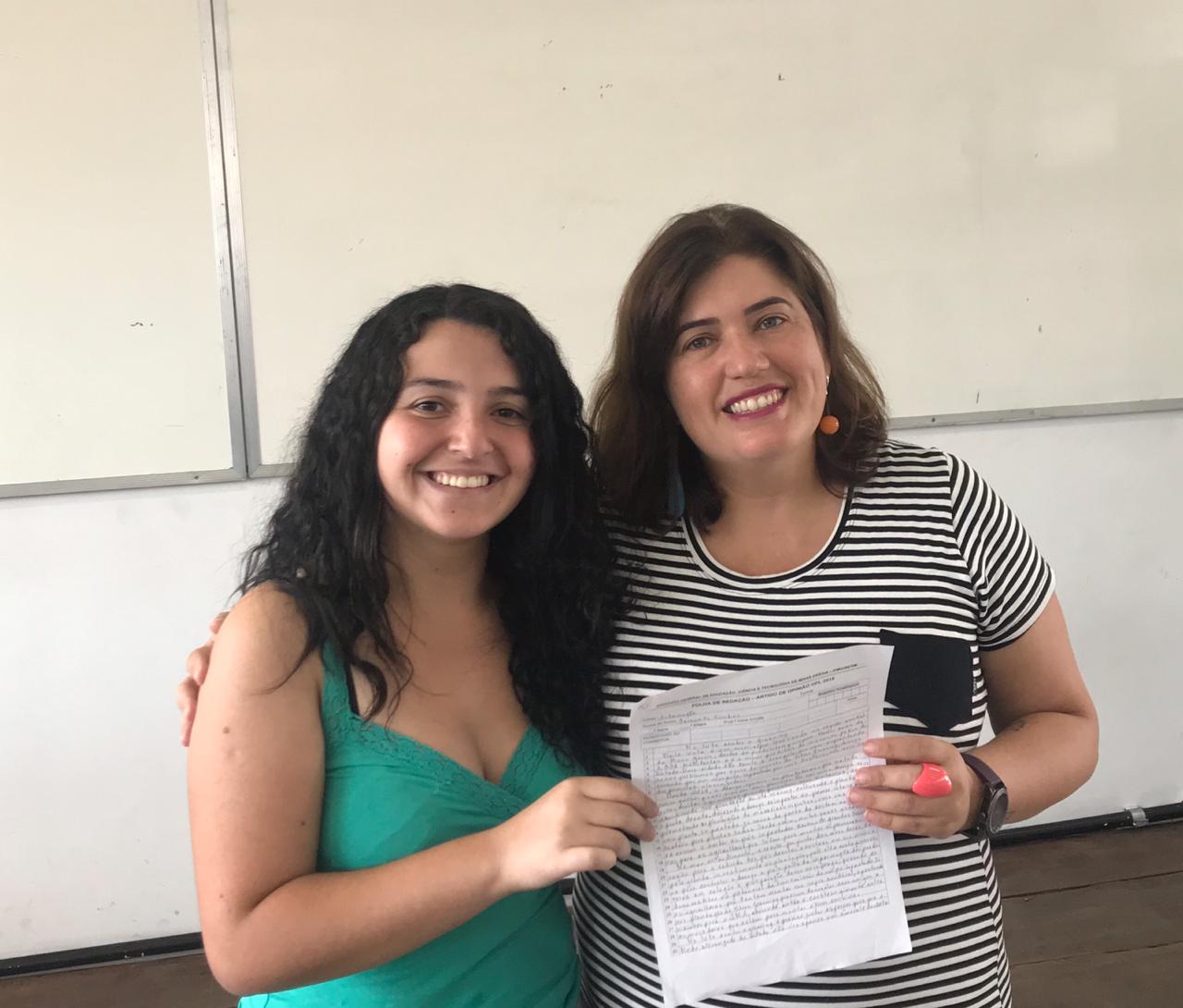 Fernanda e professora Aline