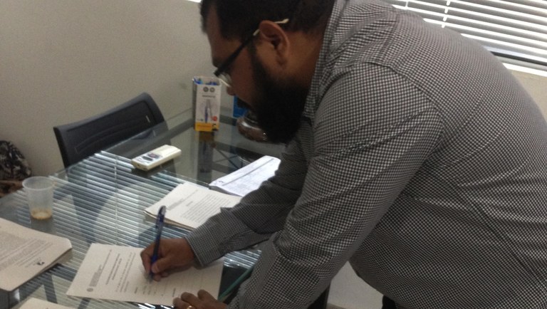 Prof. Fábio Cruz durante assinatura do termo de posse