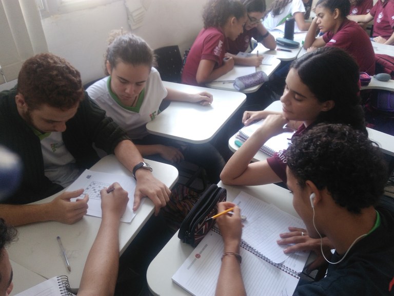 Estudantes durante a resolução da prova da OIMSF 2018.jpg