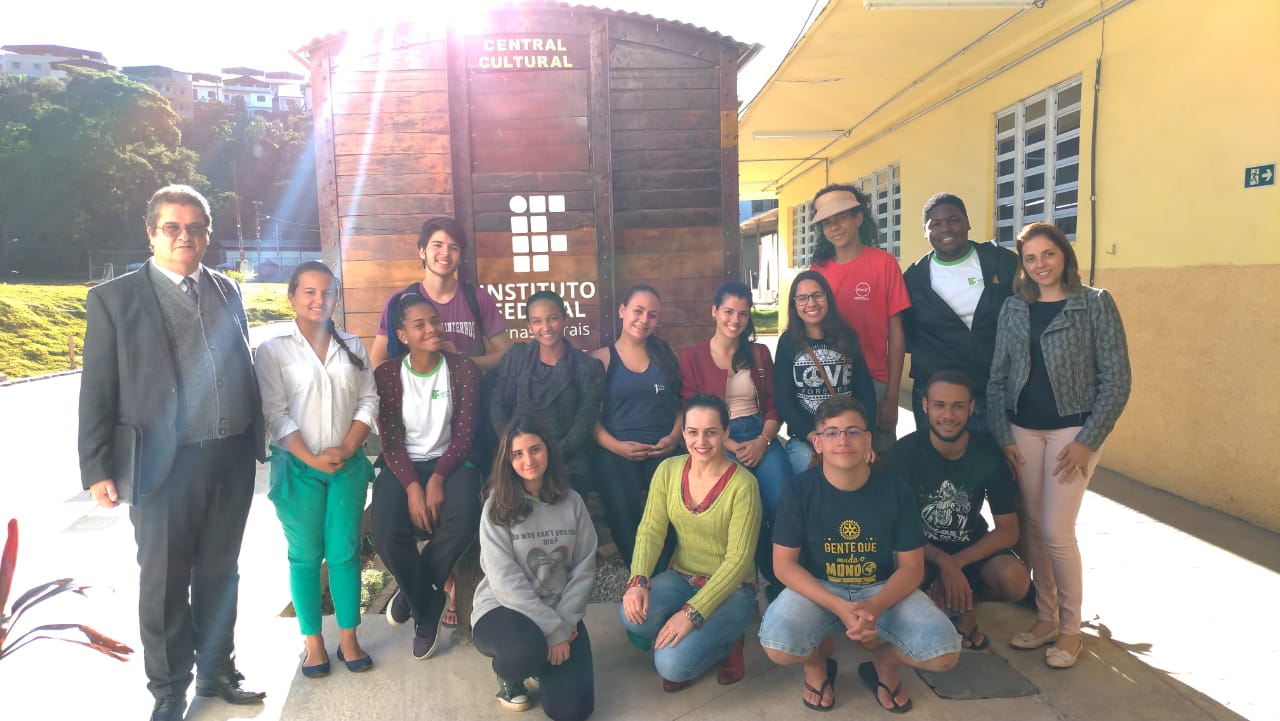 Estudantes do IFMG junto ao Juiz Federal Jacques Queiroz Ferreira.jpeg