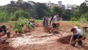 Estudantes realizando o plantio das mudas