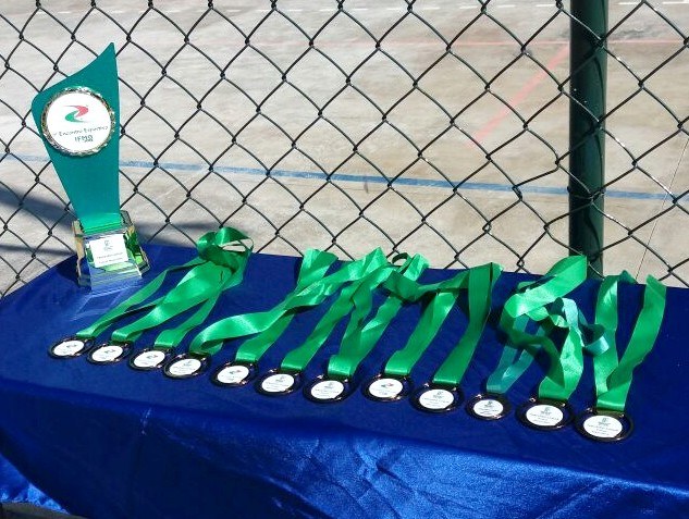 Medalhas e troféu do Encontro Esportivo