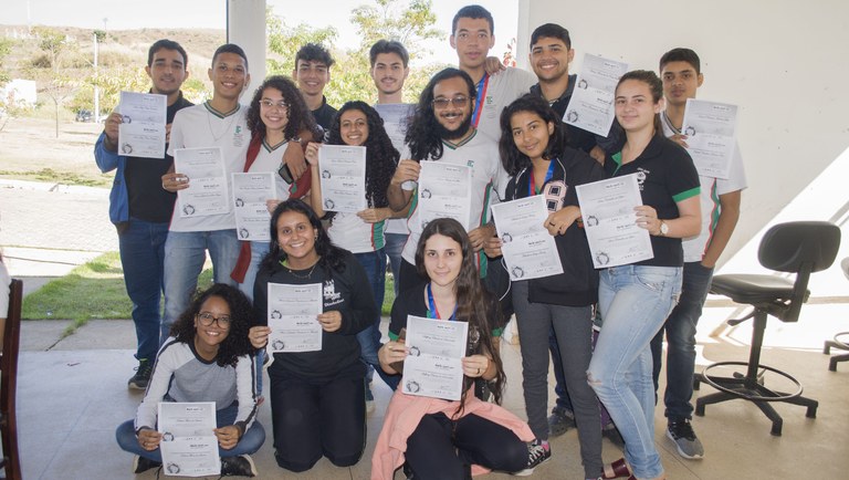 Alunos receberam medalhas e certificados com a presença de professores