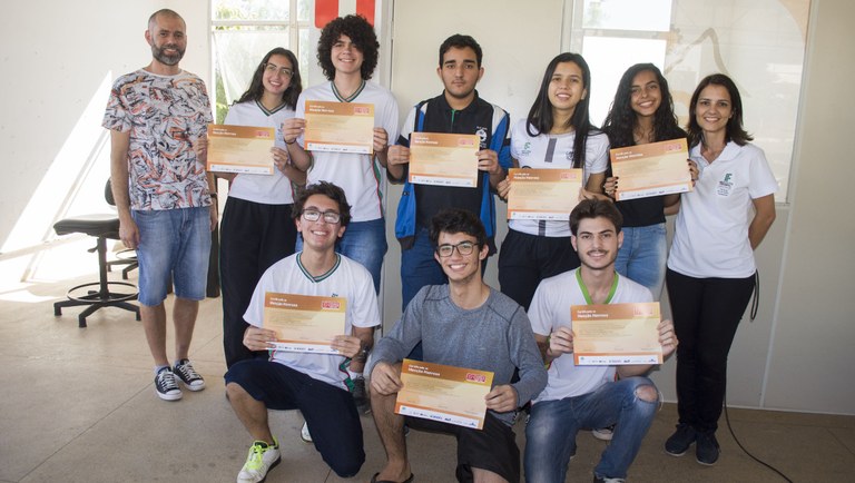 Alunos receberam medalhas e certificados com a presença de professores