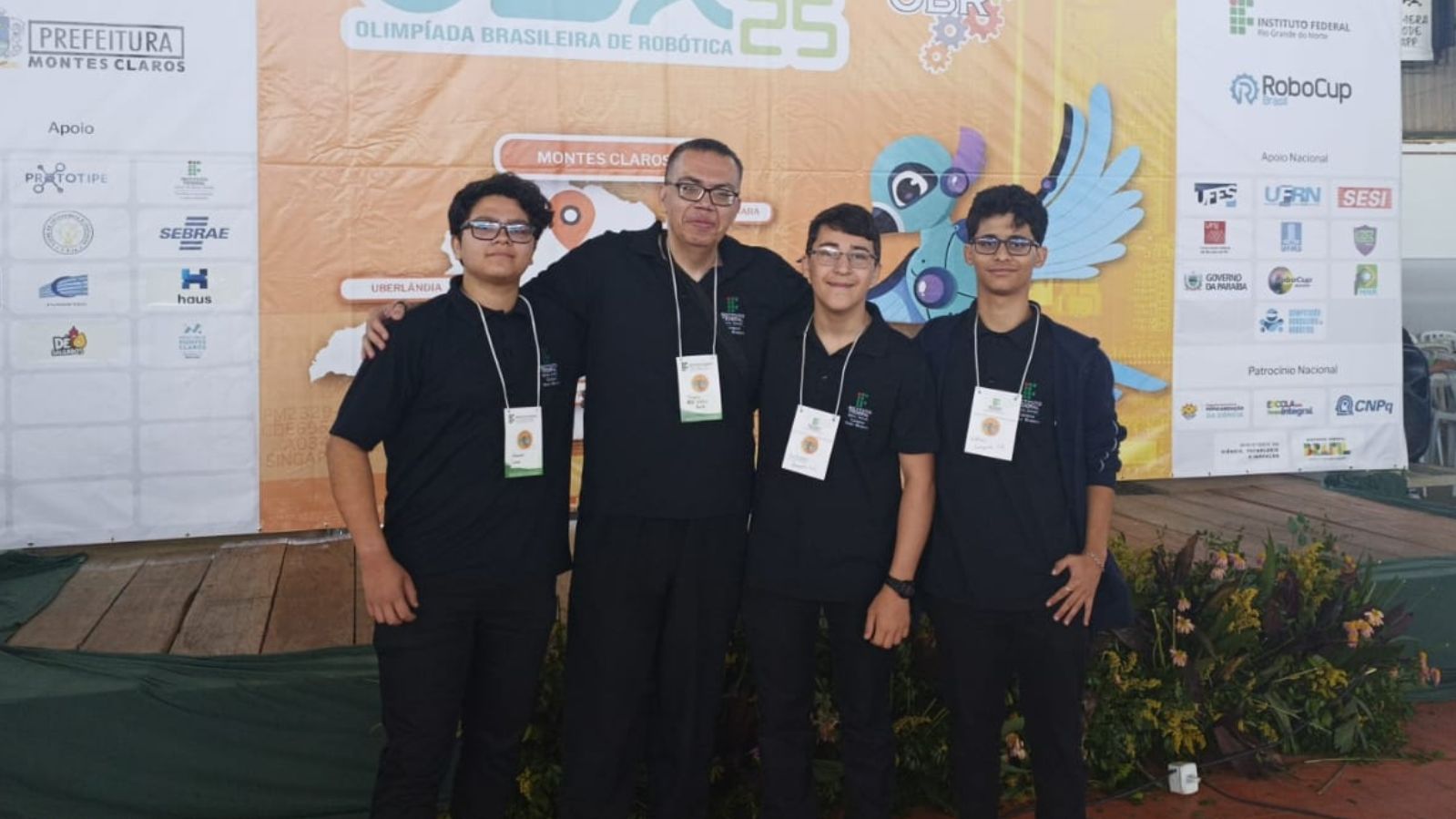 Alunos e professor do campus Ouro Branco Alunos e professor do campus Ouro Branco