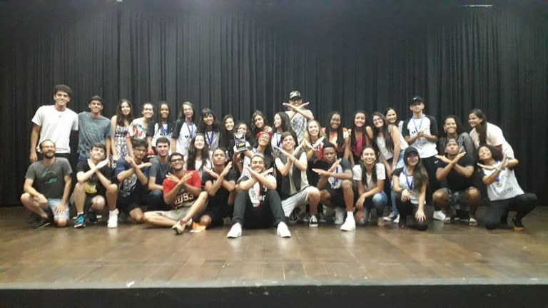 Alunos homenagearam artistas pop mundiais em coreografias