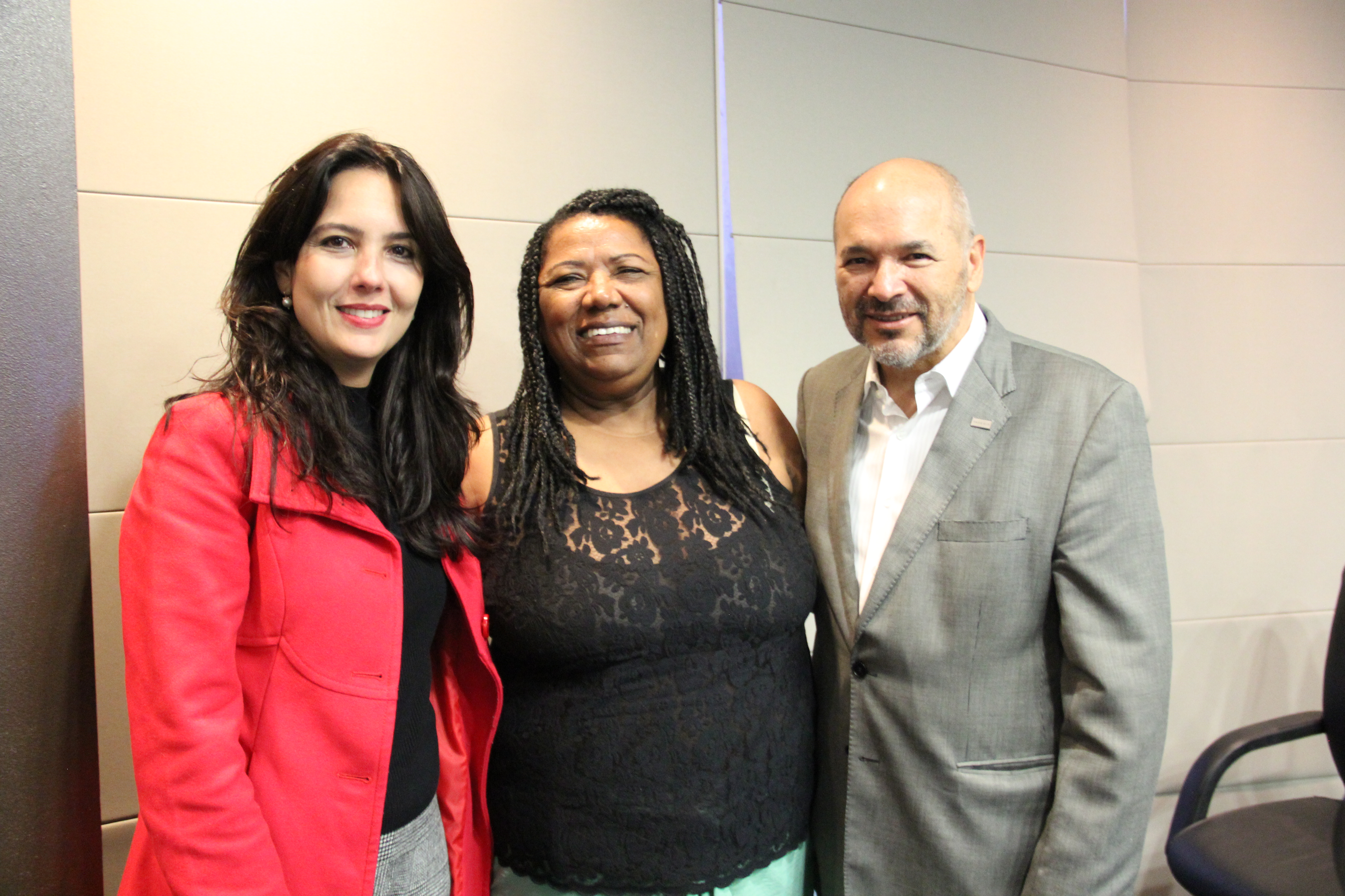 A nova presidente do Conselho, Mila Corrêa, a professora Ana Cardoso e o presidente da Fapemig, Carlos Arruda