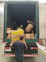 Voluntários durante carregamento de caminhão com donativos no hangar da Aeromot